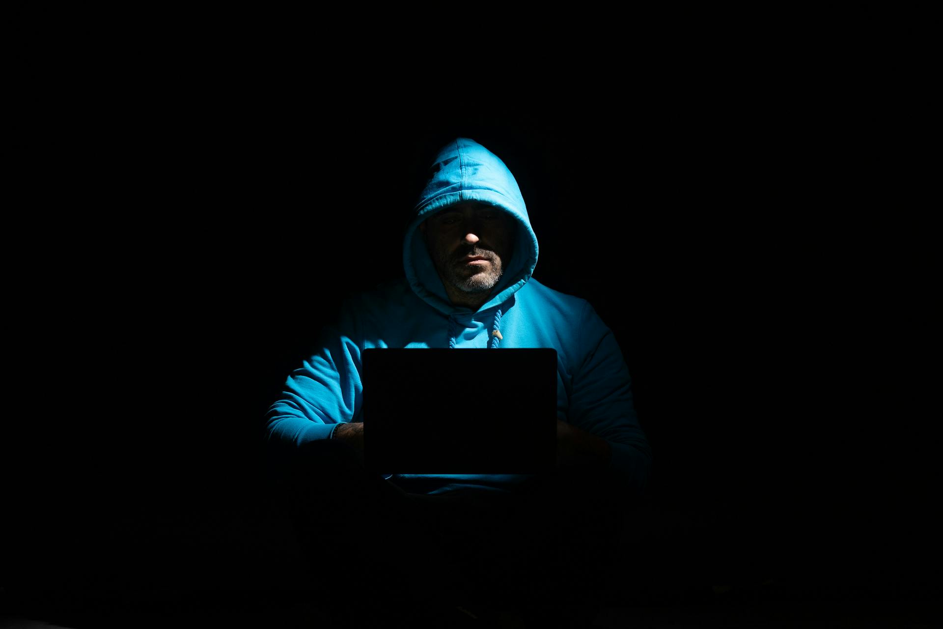 Ustalenie danych sprawców przestępstw internetowych